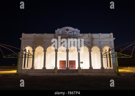 Ersten Ölquelle Museum Bahrain nachts beleuchtet. 14. November 2015 im Königreich Bahrain Stockfoto