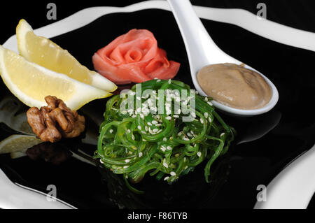 Chuka Seetang Salat mit Erdnuss-Sauce, Zitrone und Sesam-Samen Stockfoto