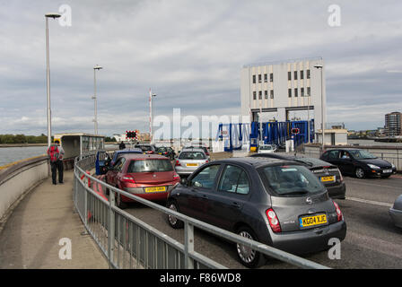 Autos warten auf die Woolwich Autofähre in London, Großbritannien Stockfoto