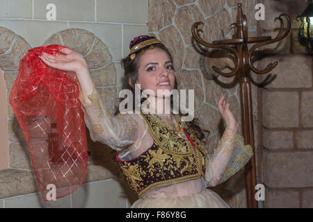 Junge Dame In Kruja, traditionelle Kleidung, albanische Hochzeit tanzen Stockfoto