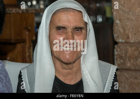 Ältere Dame mit traditionellen weißen Kopftuch, albanische Hochzeit, Kruja Stockfoto