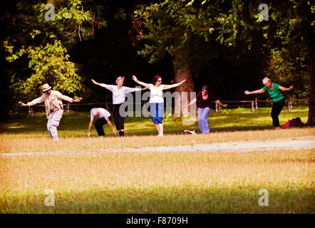 München, Deutschland - ältere Menschen Freude an der Arbeit gemütlich mit Trainer im Englischer Garten im Schatten der Bäume Stockfoto