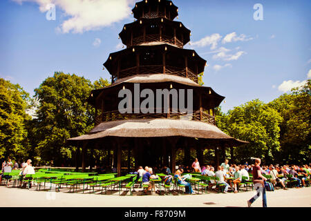 Leute sitzen im Biergarten chinesischen Turm im englischen Garten