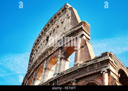 Rom, Italien - 8. Oktober 2012: Teil des Kolosseum gegen blauen Himmel Stockfoto