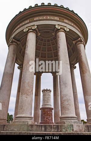 München, Deutschland - Monopteros im Englischer Garten, niedrigen Winkel Ansicht. Rundtempel im antiken griechischen Stil, erbaut im Jahre 1832 Stockfoto
