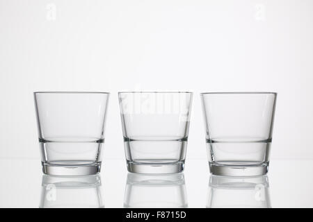 Leere Gläser Wasser auf dem Glasschreibtisch Stockfoto