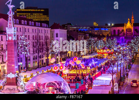 Weihnachten in Brüssel, Belgien, Weihnachtsmarkt auf dem Fisch-Marktplatz in der alten Stadt, viele Speisen und Geschenk-Stand Stockfoto