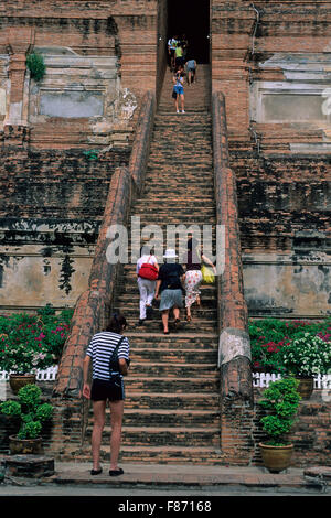 Touristen besuchen die Ruinen von Ayutthaya Historical Park, UNESCO World Heritage Site, Thailand, Asien Stockfoto