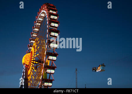 Weihnachtsmarkt zwischen Fernsehturm und Rotes Rathaus. Berlin, Deutschland. Stockfoto