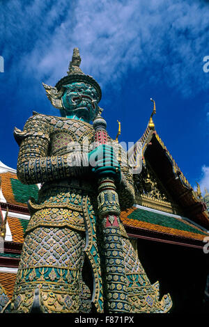 Statue von riesigen Guardian am Wat Phra Kheo (Tempel des Smaragd-Buddha), Grand Palace, Bangkok, Thailand, Asien Stockfoto