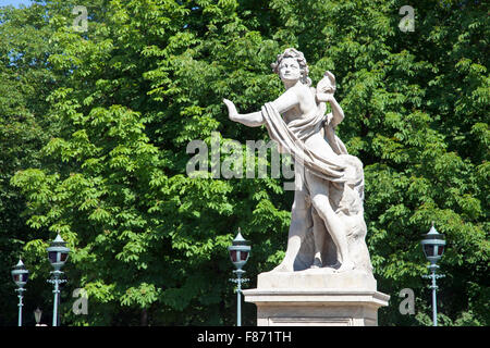 Hermaphroditus Skulptur Darstellung des Gottes ablehnen Nymphe Salmacis bei der Lazienki-Park in Warschau, Polen Stockfoto