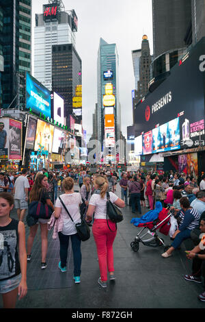 New York City, 12. September 2015: viele Menschen erfreuen sich am überfüllten Broadway in New York City nahe dem Times Square Stockfoto