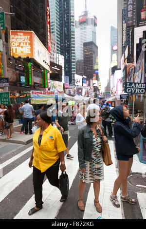 New York City, 12. September 2015: viele Menschen erfreuen sich am Markt in New York City nahe dem Times Square Stockfoto