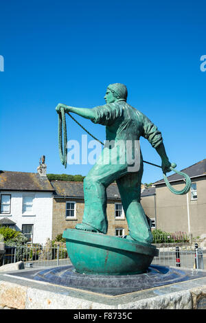 Eine Bronzestatue in Newlyn in Cornwall in Erinnerung an die kornische Fischer, die auf See gestorben sind. Stockfoto