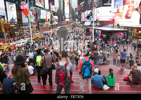 New York City, 12. September 2015: Masse auf Duffy Square in New York City nahe dem Times Square genießt das Leben und nimmt Bilder Stockfoto