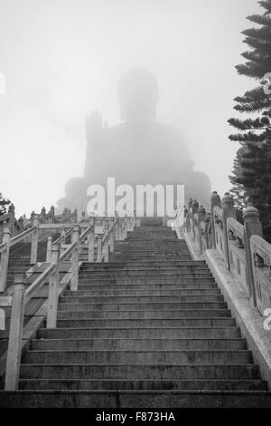 Leere Treppe zum nebligen Tian Tan Buddha oder Big Buddha Statue auf Lantau Island, Hong Kong, China. Ansicht von unten. Stockfoto