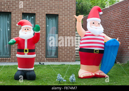 Melbourne, Australien. 6. Dezember 2015. Aufblasbare Nikoläuse Herold ein Antipodean Weihnachten in Melbourne, Australien-Credit: Philip Spiel/Alamy Live News Stockfoto