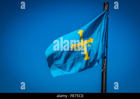 Flagge von Spanisch Asturias autonome Gemeinschaft winken in die Wind-detail Stockfoto