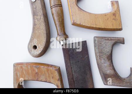 sah / alte Handsäge isoliert - Vintage Instrumente Stockfoto