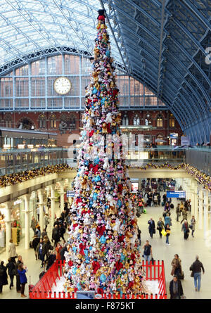 Disney Christbaum im Bahnhof St Pancras International, London Stockfoto