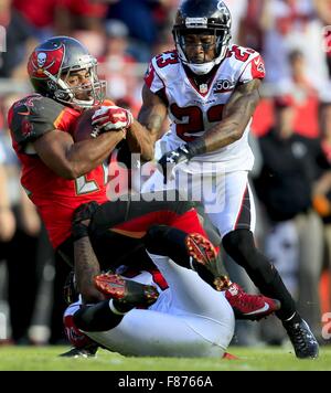 Tampa, Florida, USA. 6. Dezember 2015. DIRK SHADD | Zeiten. Tampa Bay Buccaneers laufen wieder Doug Martin (22) eilt für 11 Yards nach Atlanta 12 vor zwei Minuten Warnung während a 12 spielt, 80 Yards, 05:16 Spiel Gewinner fahren im 4. Quartal Aktion im Raymond James Stadium Sonntagnachmittag in Tampa (06.12.15) © Dirk Shadd/Tampa Bay Times / ZUMA Draht/Alamy Live News Stockfoto