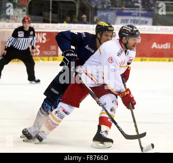 Ingolstadt, Bayern, Deutschland. 6. Dezember 2015. von links Brian LEBLER (Ingolstadt/AUT), Norman MILLEY (Düsseldorf / CAN),. Eishockey Eishockey Bundesliga, Spieltag 24, ERC Ingolstadt VsDuesseldorfer EG, Ingolstadt, Saturn-Arena, 6. Dezember 2015, © Wolfgang Fehrmann/ZUMA Draht/Alamy Live News Stockfoto