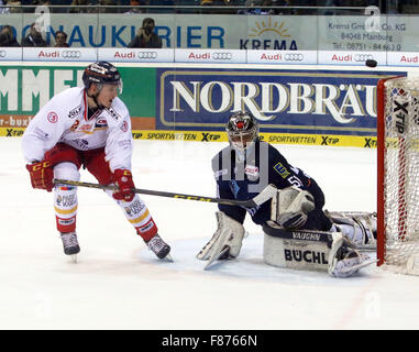 Ingolstadt, Bayern, Deutschland. 6. Dezember 2015. von links Marcel BRANDT (Düsseldorf), Timo PIELMEIER (Ingolstadt). Eishockey Eishockey Bundesliga, Spieltag 24, ERC Ingolstadt VsDuesseldorfer EG, Ingolstadt, Saturn-Arena, 6. Dezember 2015, © Wolfgang Fehrmann/ZUMA Draht/Alamy Live News Stockfoto