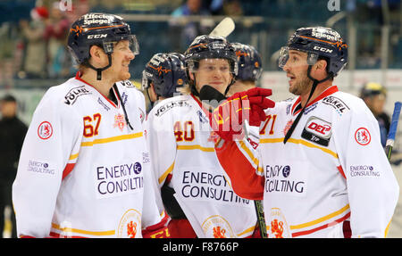 Ingolstadt, Bayern, Deutschland. 6. Dezember 2015. von links Bernhard EBNER (Düsseldorf), Andre OLIMB (Düsseldorf / NOR), Travis TURNBULL (Düsseldorf/USA). Eishockey Eishockey Bundesliga, Spieltag 24, ERC Ingolstadt Vs Düsseldorfer EG, Ingolstadt, Saturn-Arena, 6. Dezember 2015, © Wolfgang Fehrmann/ZUMA Draht/Alamy Live News Stockfoto