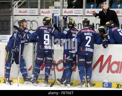 Ingolstadt, Bayern, Deutschland. 6. Dezember 2015. vom richtigen Trainer Kurt KLEINENDORST (Ingolstadt/USA), Patrick McNEILL (Ingolstadt / CAN),. Thomas GREILINGER (Ingolstadt), Brandon BUCK (Ingolstadt / CAN), John LALIBERTE (Ingolstadt/USA) in einer nach außen Zeit kurz bevor das Spiel beendet. Eishockey Eishockey Bundesliga, Spieltag 24, ERC Ingolstadt VsDuesseldorfer EG, Ingolstadt, Saturn-Arena, 6. Dezember 2015, © Wolfgang Fehrmann/ZUMA Draht/Alamy Live News Stockfoto