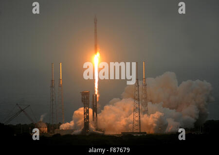 Cape Canaveral, Florida, USA. 6. Dezember 2015. Beim vierten Versuch startet das Orbital ATK Cygnus Raumfahrzeug erfolgreich auf eine United Launch Alliance Atlas V-Rakete auf Cape Canaveral Air Force Station in Florida am 6. Dezember 2015. Aufgrund eines Vertrags mit der NASA wird das Raumschiff 3.513 Kilogramm Fracht auf der internationalen Raumstation ISS Nachschub liefern. Bildnachweis: Paul Hennessy/Alamy Live-Nachrichten Stockfoto