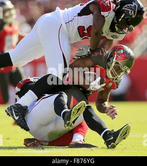 Tampa, Florida, USA. 6. Dezember 2015. DIRK SHADD | Zeiten. Tampa Bay Buccaneers Runningback Doug Martin (22) holt fünf Werften auf einem Pass von Buccaneers quarterback Jameis Winston (3) im zweiten Quartal Aktion im Raymond James Stadium Sonntagnachmittag in Tampa (06.12.15). (7:26) (Schrotflinte) 3-J.Winston-Pass kurz bis 22-V.Miles-TB 23 für 5 Yards (52-J.Durant) © Dirk Shadd/Tampa Bay Times / ZUMA Draht/Alamy Live News Stockfoto