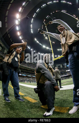 New Orleans, Louisiana, USA. 6. Dezember 2015. Fotografen posieren, während die NFL Football-Spiel zwischen den New Orleans Saints und den Carolina Panthers im Mercedes-Benz Superdome in New Orleans, Louisiana Bildnachweis: Cal Sport Media/Alamy Live-Nachrichten Stockfoto