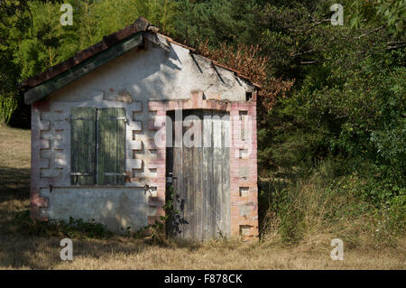 Eine alte vernachlässigt und baufällig ländlichen Hütte im Dorf von Aouste-Sur-Sye, in der Nähe von Crest in La Drôme. Süd-Ost-Frankreich. Stockfoto