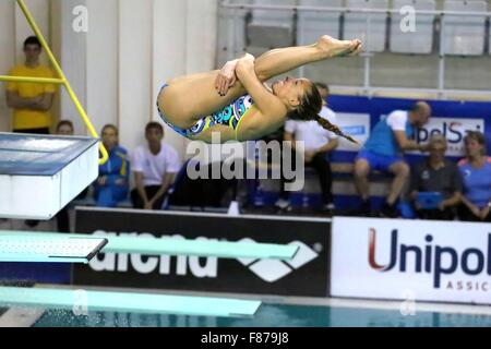 Turin, Italien. 6. Dezember 2015. Italienischer Schwimmer, Tania Cagnotto während der 4 Nationen International Tauchen 3 Meter-Sprungbrett in Turin, wo sie den ersten Platz gewann, während der zweite Platz an Anna Pysmenska der Ukraine ging (nicht gesehen) und der dritte Platz an Maria Marconi Italiens (nicht gesehen). © Massimiliano Ferraro/Pacific Press/Alamy Live-Nachrichten Stockfoto