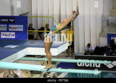 Turin, Italien. 6. Dezember 2015. Italienischer Schwimmer, Tania Cagnotto während der 4 Nationen International Tauchen 3 Meter-Sprungbrett in Turin, wo sie den ersten Platz gewann, während der zweite Platz an Anna Pysmenska der Ukraine ging (nicht gesehen) und der dritte Platz an Maria Marconi Italiens (nicht gesehen). © Massimiliano Ferraro/Pacific Press/Alamy Live-Nachrichten Stockfoto