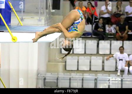 Turin, Italien. 6. Dezember 2015. Italienischer Schwimmer, Tania Cagnotto während der 4 Nationen International Tauchen 3 Meter-Sprungbrett in Turin, wo sie den ersten Platz gewann, während der zweite Platz an Anna Pysmenska der Ukraine ging (nicht gesehen) und der dritte Platz an Maria Marconi Italiens (nicht gesehen). © Massimiliano Ferraro/Pacific Press/Alamy Live-Nachrichten Stockfoto