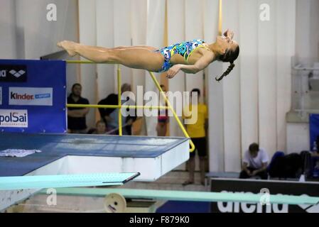 Turin, Italien. 6. Dezember 2015. Italienischer Schwimmer, Tania Cagnotto während der 4 Nationen International Tauchen 3 Meter-Sprungbrett in Turin, wo sie den ersten Platz gewann, während der zweite Platz an Anna Pysmenska der Ukraine ging (nicht gesehen) und der dritte Platz an Maria Marconi Italiens (nicht gesehen). © Massimiliano Ferraro/Pacific Press/Alamy Live-Nachrichten Stockfoto