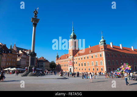 Schlossplatz in Warschaus Altstadt, Zygmunt Spalte auf der linken und königlichen Schloss auf der rechten Seite, Polen Stockfoto