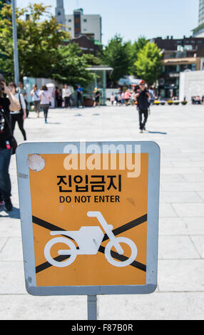 Motorrad geben Sie keine Zeichen in koreanischer Sprache Stockfoto