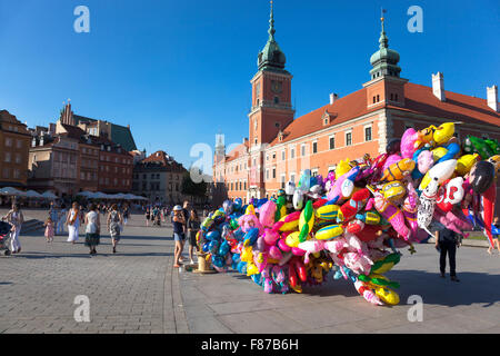 Ballon-Verkäufer in Schlossplatz und Königsschloss in Warschaus Altstadt, Polen Stockfoto