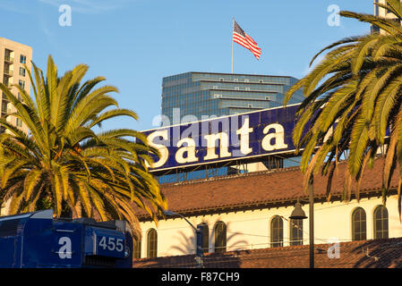 Santa Fe Depot Zeichen, Zeichen, amerikanische Flagge. Union Station, San Diego, Kalifornien, USA. Stockfoto