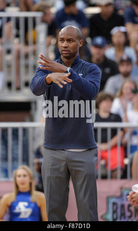 San Diego, Kalifornien, USA. 6. Dezember 2015. Universität von San Diego Toreros Trainer Lamont Smith während des Spiels Bill Walton Basketball Festival zwischen Azteken San Diego State University und der University of San Diego Toreros im Petco Park in San Diego, Kalifornien. SDSU Azteken sind von der Universität von San Diego Toreros 48-53 besiegt. Justin Cooper/CSM Stockfoto