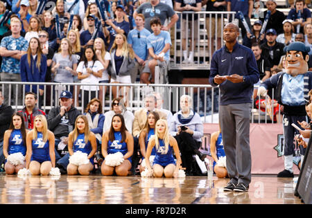 San Diego, Kalifornien, USA. 6. Dezember 2015. Universität von San Diego Toreros Trainer Lamont Smith während des Spiels Bill Walton Basketball Festival zwischen Azteken San Diego State University und der University of San Diego Toreros im Petco Park in San Diego, Kalifornien. SDSU Azteken sind von der Universität von San Diego Toreros 48-53 besiegt. Justin Cooper/CSM Stockfoto