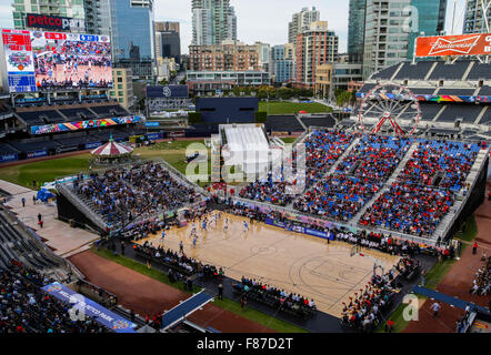 San Diego, Kalifornien, USA. 6. Dezember 2015. Petco Park während des Spiels Bill Walton Basketball Festival zwischen Azteken San Diego State University und der University of San Diego Toreros im Petco Park in San Diego, Kalifornien. SDSU Azteken sind von der Universität von San Diego Toreros 48-53 besiegt. Justin Cooper/CSM Stockfoto