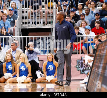 San Diego, Kalifornien, USA. 6. Dezember 2015. Universität von San Diego Toreros Trainer Lamont Smith während des Spiels Bill Walton Basketball Festival zwischen Azteken San Diego State University und der University of San Diego Toreros im Petco Park in San Diego, Kalifornien. SDSU Azteken sind von der Universität von San Diego Toreros 48-53 besiegt. Justin Cooper/CSM Stockfoto