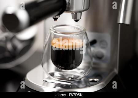 Nahaufnahme von Gießen aus Kaffeemaschine espresso Stockfoto