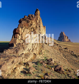 Vulkanischer Deich und entfernter shiprock Gipfel auf dem navajo indianerreservat in der Nähe von shiprock, New mexico Stockfoto