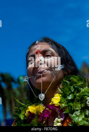Hindu Anhänger Frau mit gepiercten Zunge während der jährlichen Thaipusam religiöse Festival In Batu-Höhlen, Südost-Asien, Kuala Lumpur, Malaysia Stockfoto