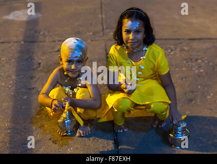 Porträt von Kindern In Batu Höhlen In jährlichen Thaipusam religiöse Festival, Südost-Asien, Kuala Lumpur, Malaysia Stockfoto