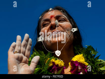 Hindu Anhänger Frau mit gepiercten Zunge während der jährlichen Thaipusam religiöse Festival In Batu-Höhlen, Südost-Asien, Kuala Lumpur, Malaysia Stockfoto